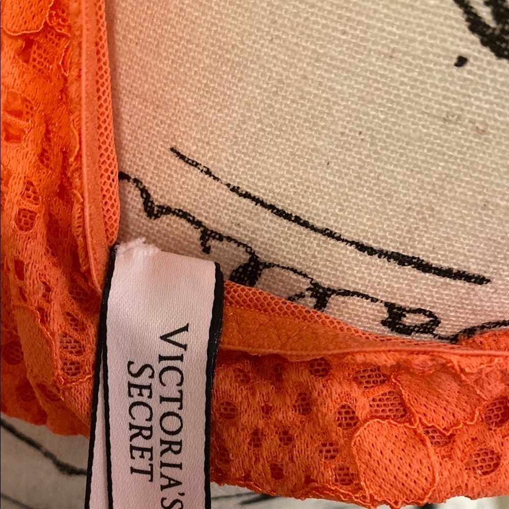 Victoria's Secret High Neck Crochet Scalloped Lace Keyhole Bralette Medium - Picture 12 of 15